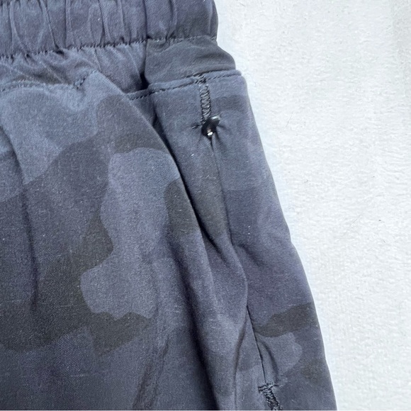 Lululemon Hotty Hot Low Rise Shorts 2.5” Black Multi Incognito Camo Size 10 Tall - Picture 9 of 13